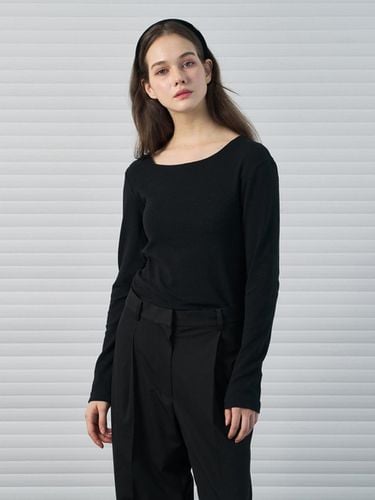 Diagonal Neck Long-Sleeved T-Shirt Black_K243PSM00 - DEKAVV - Modalova