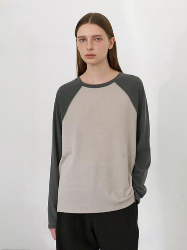 Pip Raglan T-Shirt (Charcoal) - Monochrome - Modalova