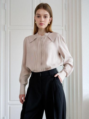 Ellen Pleated Blouse Ellen Pleats Blouse_BEIGE - Coett - Modalova