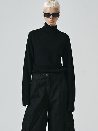 Cashmere Slit Turtleneck (Black) - NOIRER for WOMEN - Modalova