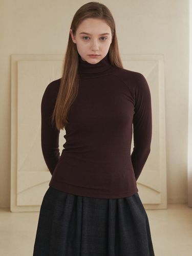 Logo Embossed Turtleneck T-Shirt Burgundy - Coett - Modalova