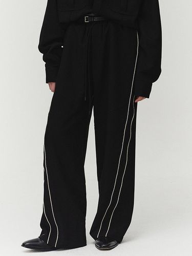 Piping Curved Track Pants (Black) - NOIRER for WOMEN - Modalova