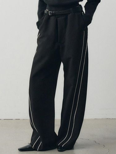 Piping Curved Track Pants (Black) - NOIRER for WOMEN - Modalova