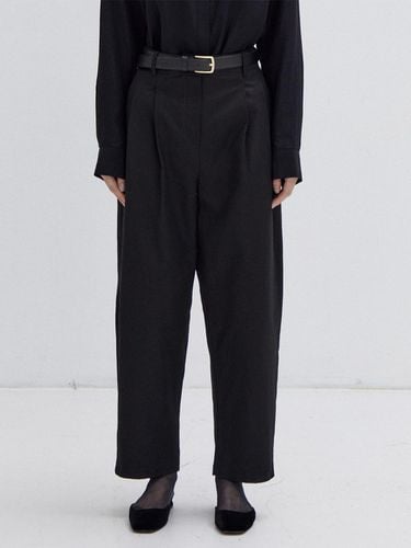 Pintuck Volume Pants (Black) - MAROYH - Modalova