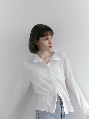 Pleats crop blouse (Ivory) - MAROYH - Modalova