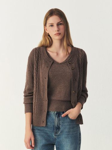 Round neck cable cardigan setup_BROWN - ARTID - Modalova