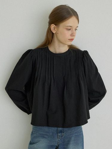 Long sleeve pintuck minit blouse (Black) - AS IF - Modalova