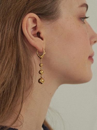 Clasp Shape Ball Drop Earrings _ Gold - PICOMENT - Modalova