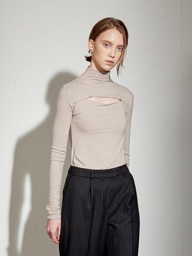 CUT OUT TURTLENECK FLEECE-LINED TOP_BEIGE - DEFEMME - Modalova