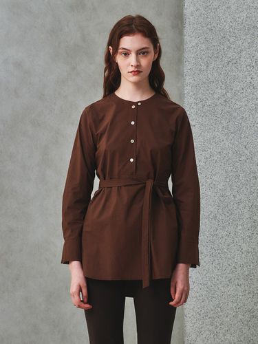 Signature Freya Long String Shirt_Brown - J.Chung - Modalova