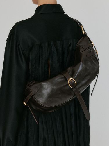 HERR Buckeled Hobo Bag - Brown - EENK - Modalova