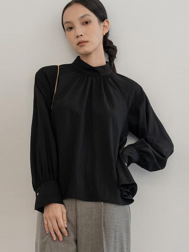 HALFNECK SHIRRING MORDERN BLOUSE BK - DEFEMME - Modalova