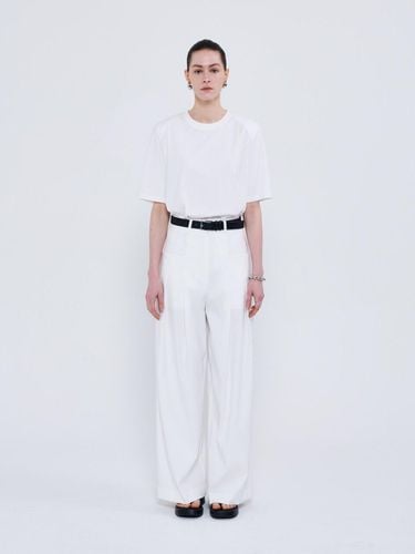 WIDE TWO TUCK PANTS - WHITE - LUMINOAR - Modalova