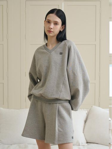 SET] V-neck sweatshirt + Tuck sweatpants_Gray - bibyseob - Modalova