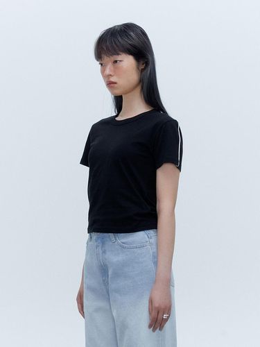 Line Pointed T-shirt BLACK - YOUNGOH - Modalova