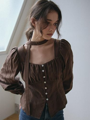 HEART NECK SHIRRING BLOUSE_BROWN - VEM.VER - Modalova