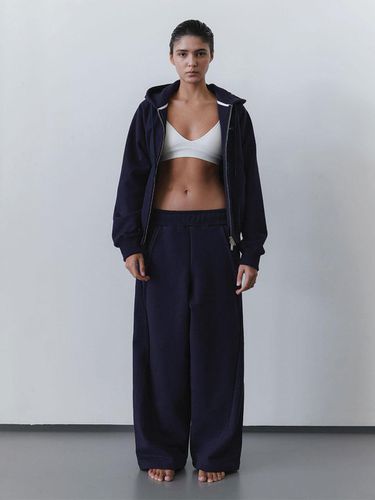 CURVED OVERSIZED SWEATPANTS (NAVY) - KOBKINO - Modalova