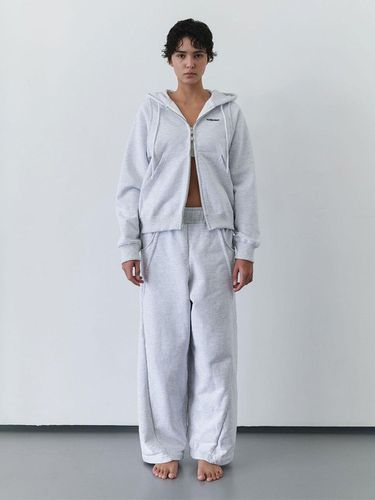 CURVED OVERSIZED SWEATPANTS () - KOBKINO - Modalova