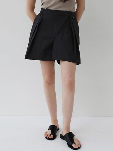 Diagonal line two tuck shorts_black - BAIE OUD - Modalova