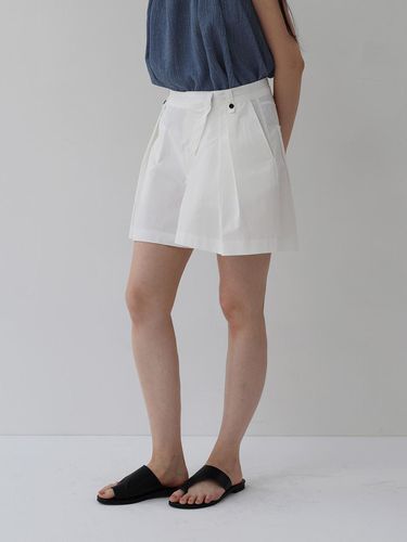 Diagonal line two tuck shorts_white - BAIE OUD - Modalova