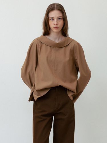 Cowl Neck Back Open Blouse_Brown - RRACE - Modalova