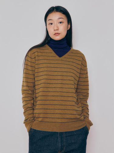 Women] Super Fine Wool Stripe V-neck Sweater (Cam - KNITLY - Modalova