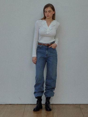 STRAIGHT DENIM PANTS (MID BLUE) - eveningbrings - Modalova