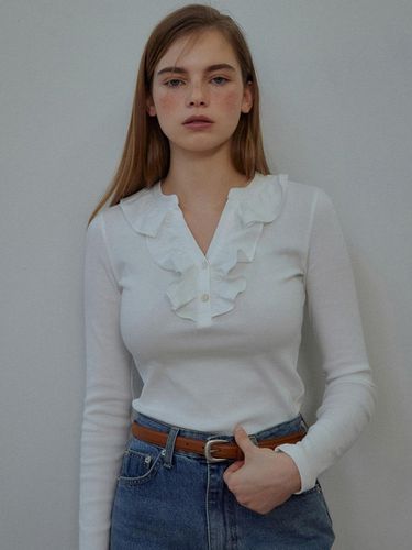 LOVELY RUFFLE T SHIRT (WHITE) - eveningbrings - Modalova