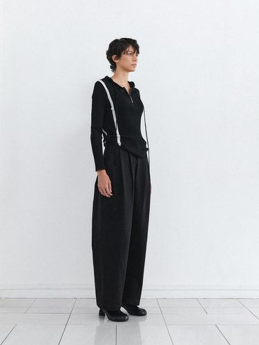 TUCK WIDE BALLON PANTS (BLACK) - KOBKINO - Modalova