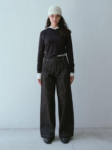 CURVED OVERSIZED DENIM PANTS () - KOBKINO - Modalova