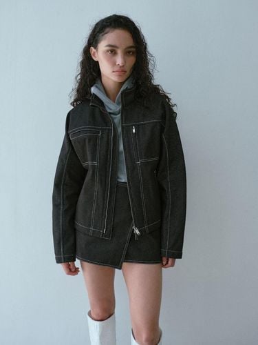 CURVERD DENIM JACKET (BLACK) - KOBKINO - Modalova