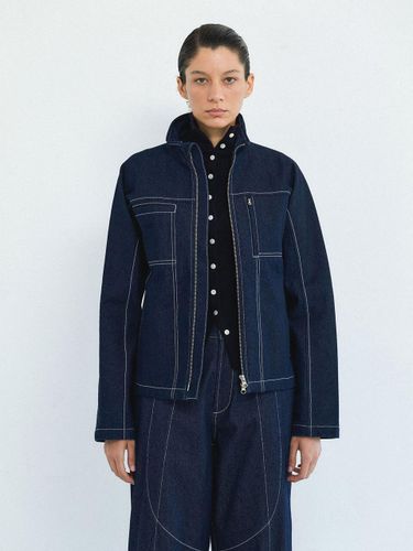 CURVERD DENIM JACKET (DARK BLUE) - KOBKINO - Modalova