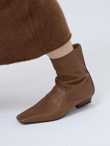 Slim toe chelsea boot_24518_camel - MOL:pin - Modalova