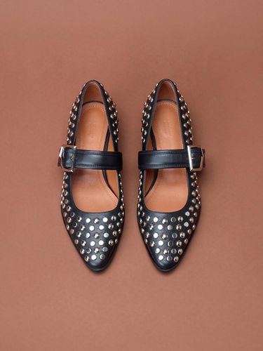 Jang Yunju's PICK] Stud mary jane flat () - SUECOMMA BONNIE - Modalova