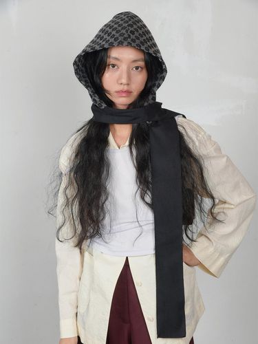 Hooded Muffler (Black Quince) - muwm - Modalova