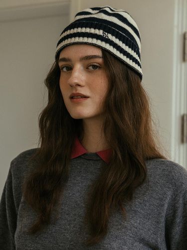 UNI) Stripe Wool Beanie Navy - Studio & Parc - Modalova