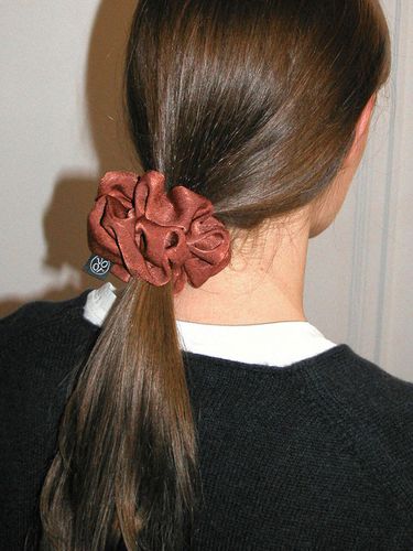 Satin Suede Scrunchie_Dark - voor - Modalova