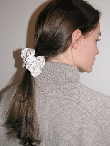 Satin Suede Scrunchie_Beige - voor - Modalova