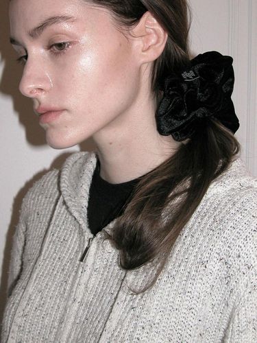 Velvet Scrunchie_Medium_Black - voor - Modalova