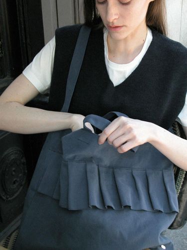 Washing Cotton Ruffle Hand & Cross Bag_Navy - voor - Modalova