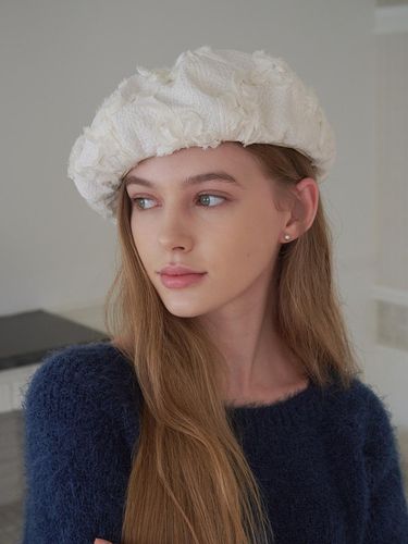 D Flower Beret (Beige) - ALLINCOMPLETE - Modalova