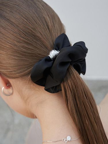 Shell Satin Hair Scrunchie_Black - cotoit - Modalova