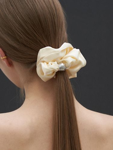 Shell Satin Hair Scrunchie_beige - cotoit - Modalova