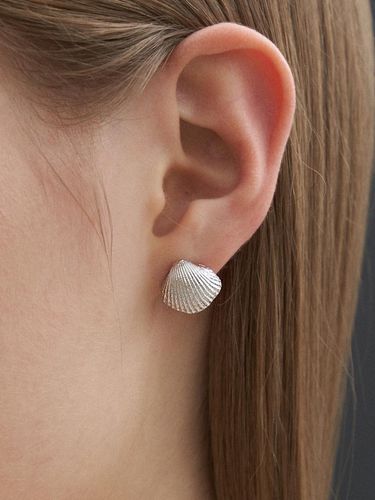 Clam Earrings - cotoit - Modalova