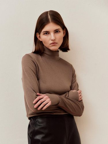 COVER STITCH WOOL JERSEY MOCK NECK TOP (BROWN) - VIS A VIS - Modalova