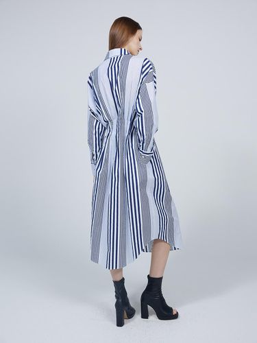 ESSENTIAL] Side pleated stripe shirt dress - MMAM - Modalova