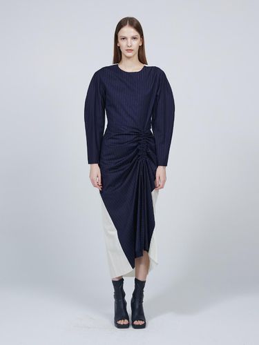 ESSENTIAL] One - side shirring dress - MMAM - Modalova