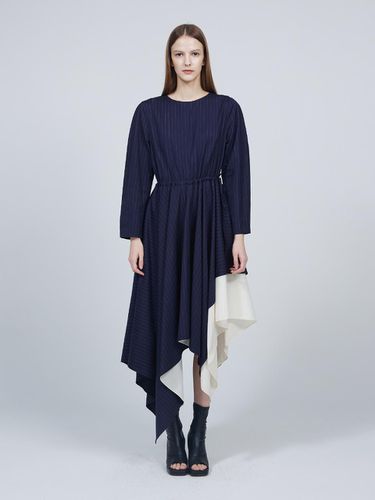 ESSENTIAL] Asymmetrical layered shirring dress - MMAM - Modalova