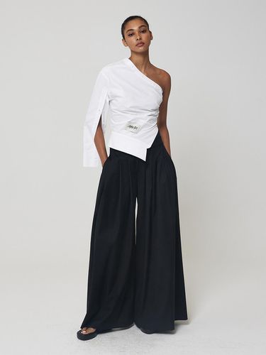 Asymmetric off - shoulder top - MMAM - Modalova