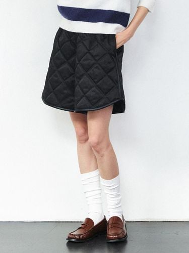 POCKET DETAIL QUILTED SHORT PANTS [BLACK] - HACIE - Modalova